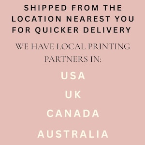 Puede incluir: Un gr&aacute;fico de color rosa claro con texto en negro y blanco que dice: SHIPPED FROM THE LOCATION NEAREST YOU FOR QUICKER DELIVERY. WE HAVE LOCAL PRINTING PARTNERS IN: USA, UK, CANADA, AUSTRALIA. El texto est&aacute; centrado y en formato de lista.