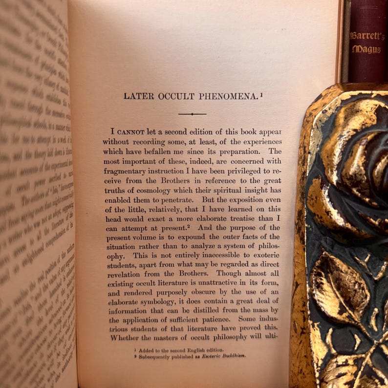 Pu&ograve; includere: Una pagina di un libro intitolato "Later Occult Phenomena" con testo che discute le esperienze dell'autore con gli insegnamenti occulti e le sfide nel trasmetterli a un pubblico pi&ugrave; ampio. Il testo menziona "istruzioni frammentarie" e "intuizione spirituale" dei "Fratelli".