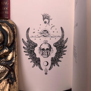 Pu&ograve; includere: Un'illustrazione in bianco e nero di uno scheletro con ali, circondato da stelle, una luna crescente e un sole con una figura sdraiata sopra. Lo scheletro &egrave; circondato da un gruppo di figure.