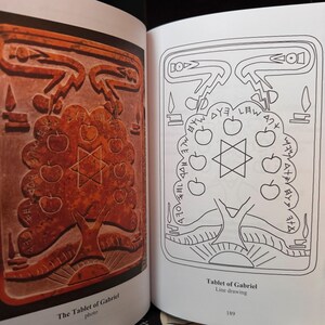 Peut inclure: Double page d'un livre pr&eacute;sentant le Tablette de Gabriel. &Agrave; gauche, une photo d'un bas-relief sculpt&eacute; brun-rouge avec un arbre, des pommes et une &eacute;toile &agrave; six branches. &Agrave; droite, un dessin au trait du m&ecirc;me motif.