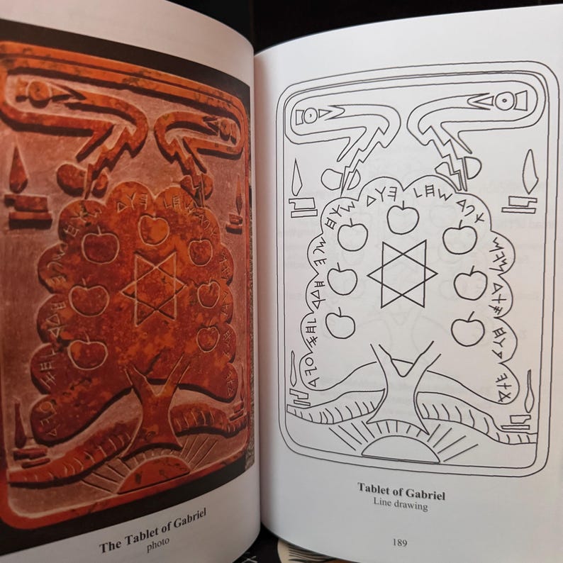 Peut inclure: Double page d'un livre pr&eacute;sentant le Tablette de Gabriel. &Agrave; gauche, une photo d'un bas-relief sculpt&eacute; brun-rouge avec un arbre, des pommes et une &eacute;toile &agrave; six branches. &Agrave; droite, un dessin au trait du m&ecirc;me motif.