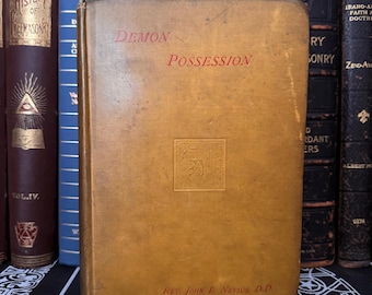 Peut inclure: Un livre vintage intitulé "Possession démoniaque" par Rev. John L. Nevius, D.D. La couverture du livre est brune avec des lettres dorées et un motif décoratif.
