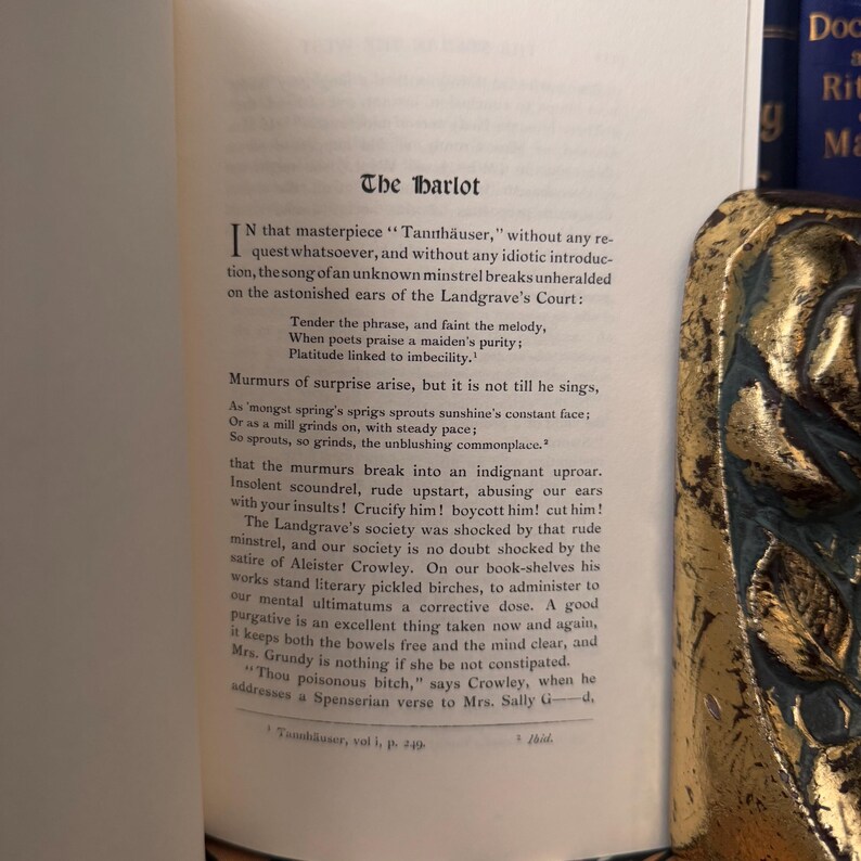 Pu&ograve; includere: Un primo piano di una pagina di un libro intitolato "The Barlot". Il testo tratta della canzone "Tannh&auml;user" e della reazione della corte del Landgravio alla canzone. Il testo menziona anche Aleister Crowley e le sue opere.