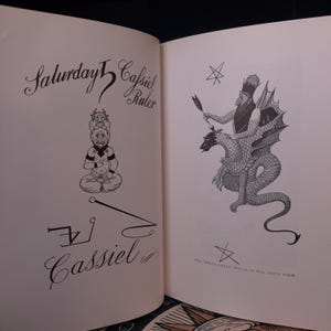 Pu&ograve; includere: Un'illustrazione in bianco e nero di un demone che cavalca un drago. Il demone indossa una corona e tiene una lancia. Il testo "Evil Spirits often appear in the above form" &egrave; sotto l'illustrazione.