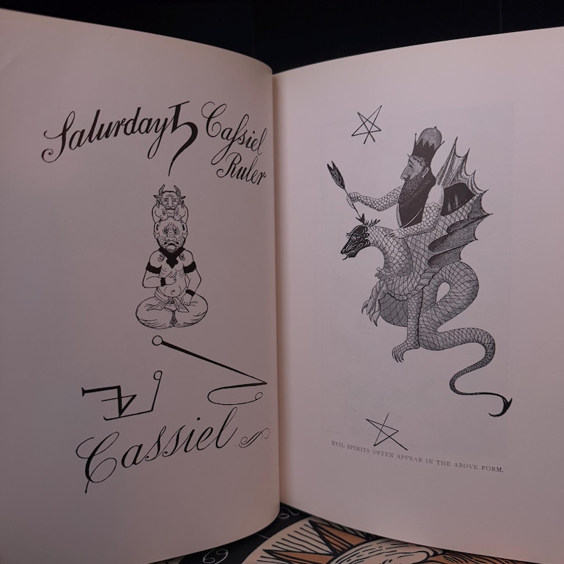 Pu&ograve; includere: Un'illustrazione in bianco e nero di un demone che cavalca un drago. Il demone indossa una corona e tiene una lancia. Il testo "Evil Spirits often appear in the above form" &egrave; sotto l'illustrazione.