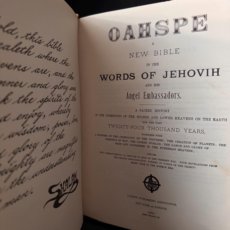 Pu&ograve; includere: Libro aperto con il titolo "OAHSPE" in grandi lettere ornate. Il testo recita "Una nuova Bibbia nelle parole di Jehovih e dei suoi ambasciatori angelici". Le pagine del libro sono invecchiate con testo in inchiostro nero.