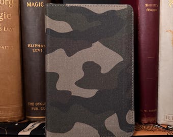 Biblia compacta ESV - Lienzo con cremallera, diseño de camuflaje, Biblia Santa, versión estándar en inglés, formato militar de doble columna de líneas finas