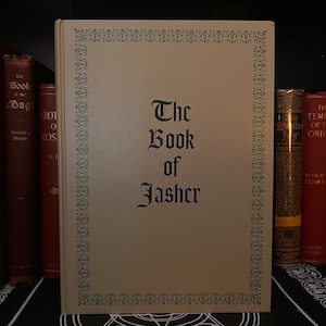 Pode incluir: Um livro bege com um título preto que diz "The Book of Jasher". O livro é rodeado por uma borda decorativa.