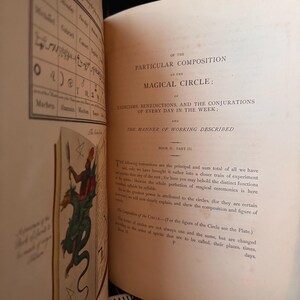Puede incluir: Libro abierto con p&aacute;ginas envejecidas, con texto e ilustraciones sobre magia y exorcismo. El t&iacute;tulo es "El C&iacute;rculo M&aacute;gico" con descripciones y diagramas detallados. Un tema esot&eacute;rico vintage.