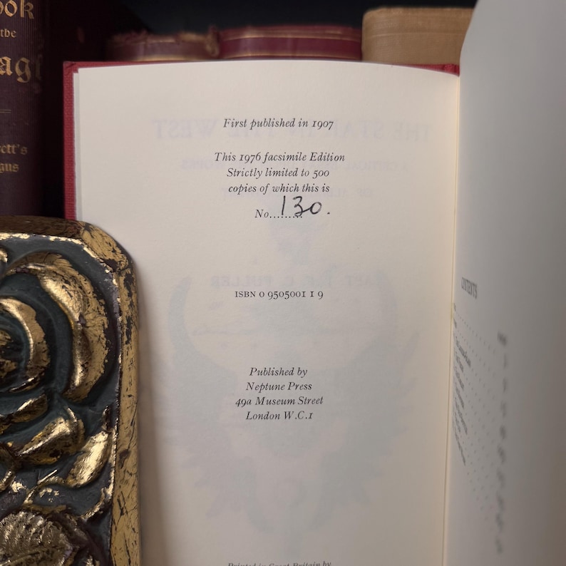 Pu&ograve; includere: Un primo piano della pagina di copyright di un libro, che mostra il testo "First published in 1907", "This 1976 facsimile Edition", "Strictly limited to 500 copies of which this is No. 130.", "ISBN 0 9505001 1 9", "Published by Neptune Press 49a Museum Street London W.C.1."