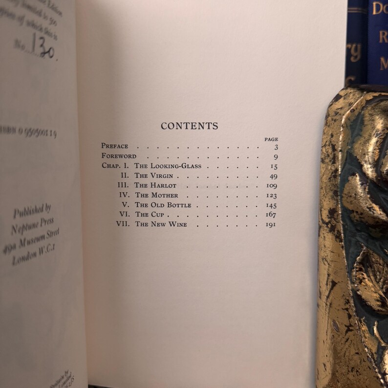 Pu&ograve; includere: Un libro intitolato "The Looking-Glass" con un indice che elenca i capitoli e i numeri di pagina. I capitoli includono "The Looking-Glass", "The Virgin", "The Harlot", "The Mother", "The Old Bottle", "The Cup" e "The New Wine".
