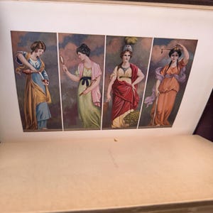 Puede incluir: P&aacute;gina de un libro antiguo con cuatro ilustraciones cl&aacute;sicas de mujeres con vestidos. Cada figura est&aacute; situada sobre un fondo de cielo nublado, con una paleta de colores de azules, dorados, rojos y rosas. La obra de arte parece ser de una publicaci&oacute;n hist&oacute;rica.