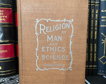 Może przedstawiać: Brązowa książka z tytułem "Religion of Man and Ethics of Science" autorstwa Hudsona Tuttle'a.