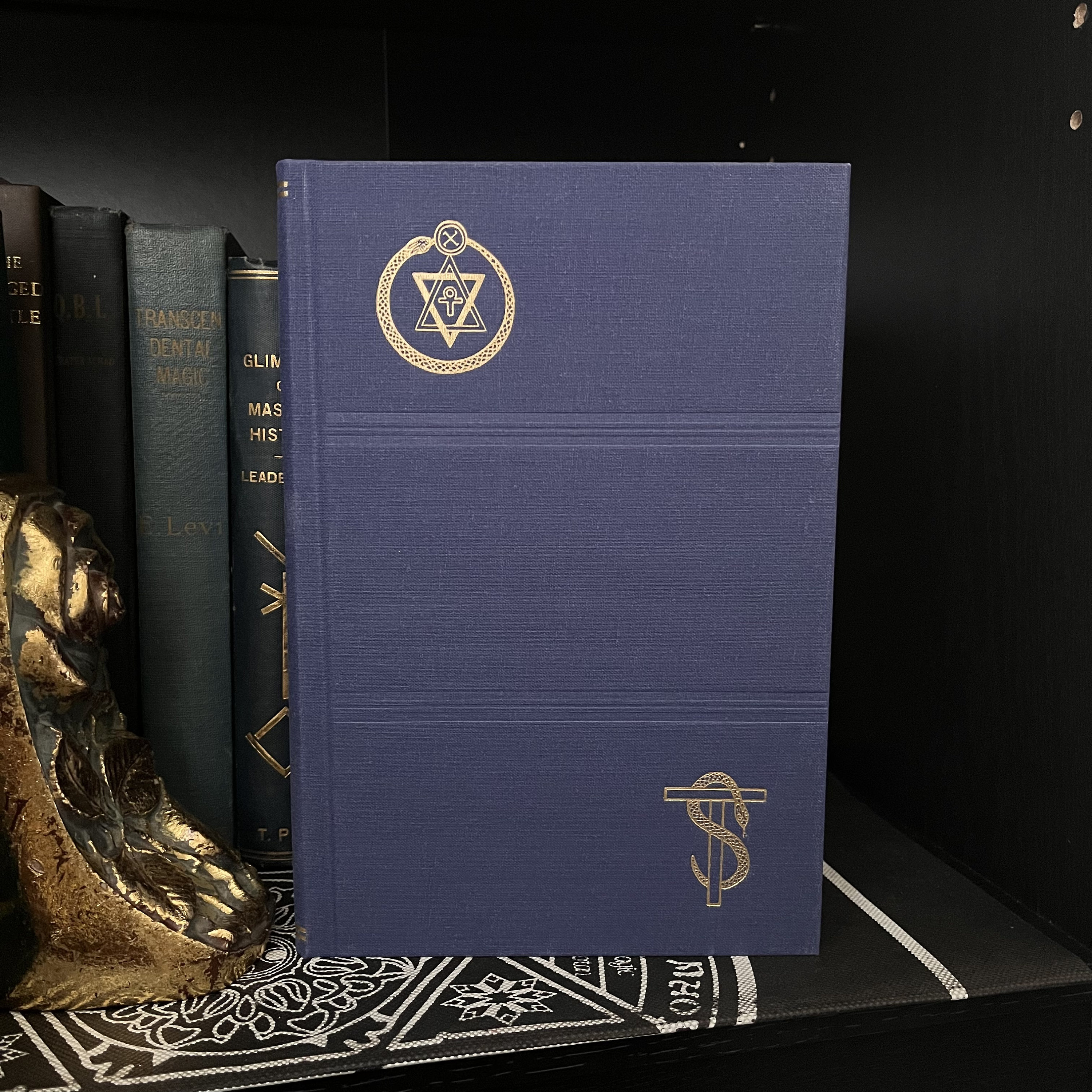 シークレット・ドクトリン』第1巻と第2巻を1冊にまとめた本