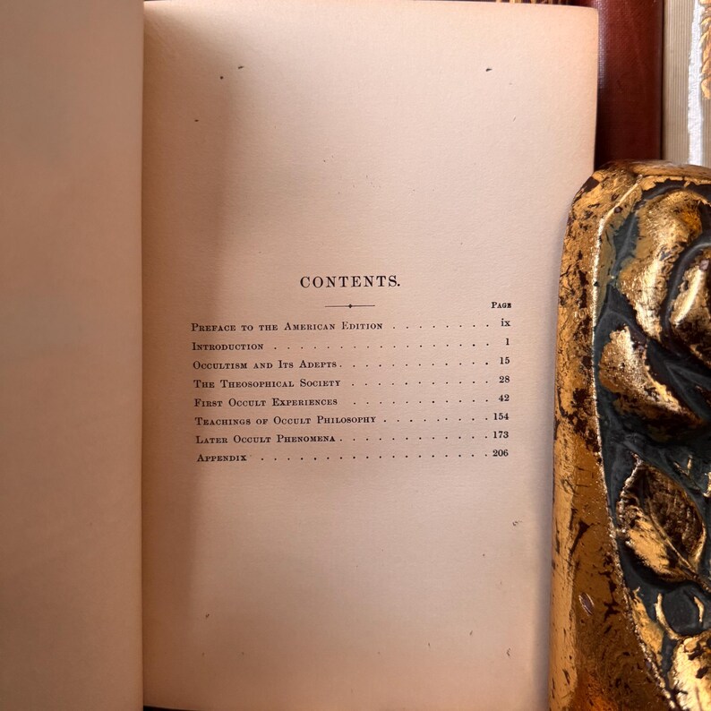 Pu&ograve; includere: Un libro intitolato "Occultismo e i suoi adepti" con un indice che elenca i capitoli e i numeri di pagina. I capitoli includono "Prefazione all'edizione americana", "Introduzione", "Occultismo e i suoi adepti", "La Societ&agrave; Teosofica", "Prime esperienze occulte", "Insegnamenti della filosofia occulta", "Fenomeni occulti successivi" e "Appendice".