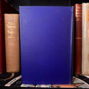 Puede incluir: Un libro de tapa dura azul con el t&iacute;tulo "The History of Magic" de "Lophpas Levi" y "E. Waite" en el lomo.