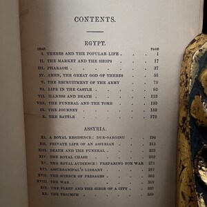 以下が含まれることがあります： 表紙に「CONTENTS」と印刷された白黒の本。この本は、古代エジプトとアッシリアに関する物語の章とページ番号をリストしています。