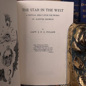 Pu&ograve; includere: Un libro intitolato "The Star in the West" di Capt. J. F. C. Fuller, un saggio critico sulle opere di Aleister Crowley. La copertina del libro presenta un'illustrazione in bianco e nero di una figura alata con un teschio e una luna crescente.