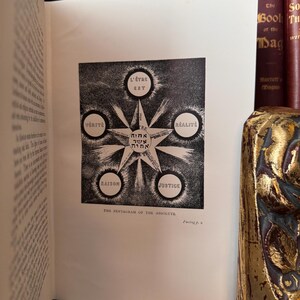 Puede incluir: Una ilustraci&oacute;n en blanco y negro de un pentagrama con las palabras "L'Etre Est", "Verite", "Raison", "Realite" y "Justice" que rodean el centro. El centro del pentagrama contiene texto hebreo. El pie de foto debajo de la imagen dice "El Pentagrama del Absoluto".