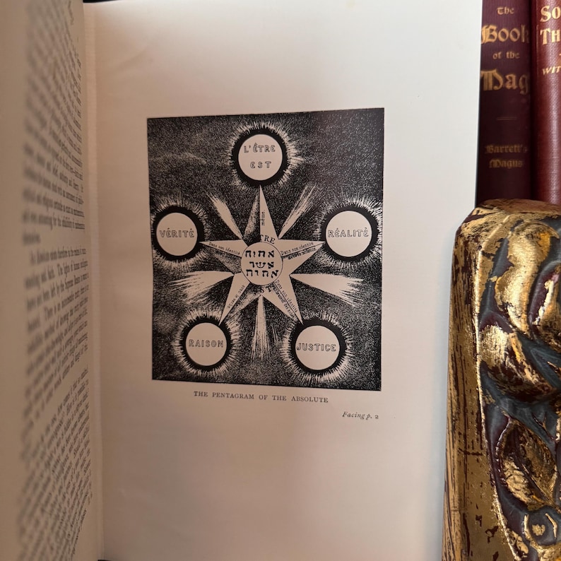 Puede incluir: Una ilustraci&oacute;n en blanco y negro de un pentagrama con las palabras "L'Etre Est", "Verite", "Raison", "Realite" y "Justice" que rodean el centro. El centro del pentagrama contiene texto hebreo. El pie de foto debajo de la imagen dice "El Pentagrama del Absoluto".