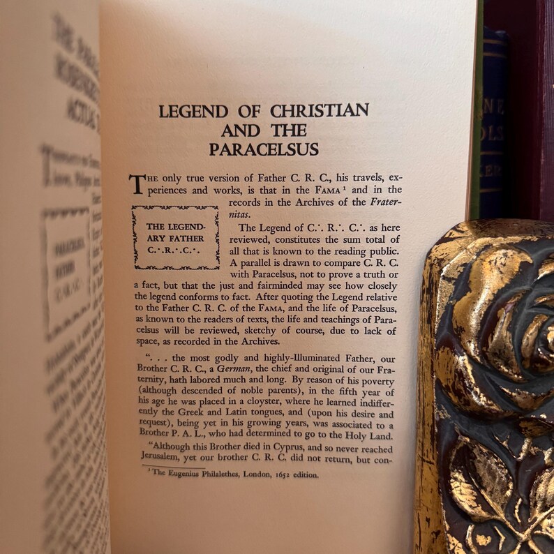Może przedstawiać: Strona z książki zatytułowanej "Legend of Christian and the Paracelsus" z tekstem o życiu i naukach Paracelsusa. Tekst jest w kroju pisma szeryfowego i wydrukowany czarnym tuszem na kremowej stronie.