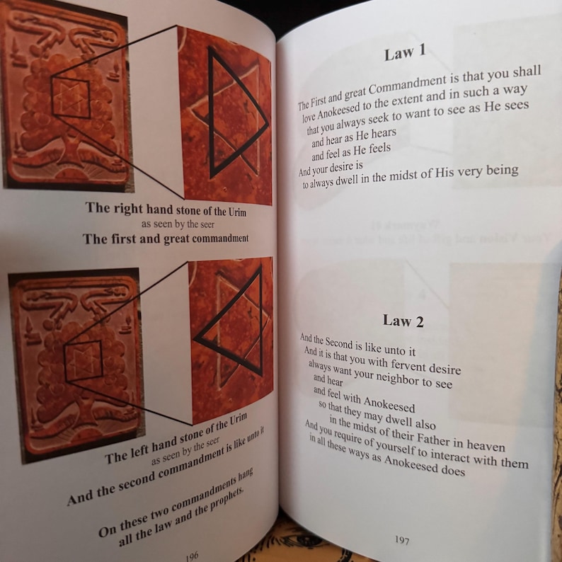 Peut inclure: Livre ouvert avec texte et illustrations. Les pierres de droite et de gauche de l'Urim sont pr&eacute;sent&eacute;es avec les premier et deuxi&egrave;me commandements. Le texte comprend la Loi 1 et la Loi 2, avec du texte suppl&eacute;mentaire.