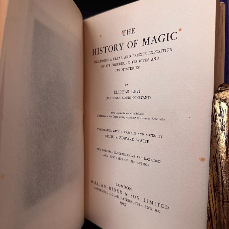 Puede incluir: La Historia de la Magia por &Eacute;liphas L&eacute;vi (Alphonse Louis Constant), traducido con un prefacio y notas por Arthur Edward Waite. El libro fue publicado en Londres por William Rider & Son, Limited en 1913.