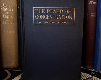 Könnte beinhalten: Ein dunkelblaues Hardcover-Buch mit dem Titel "The Power of Concentration" von Theron Q. Dumont.