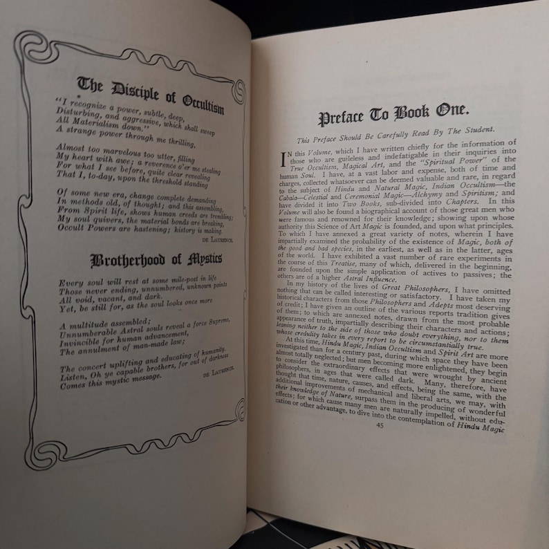 Pu&ograve; includere: Un libro aperto con una copertina in bianco e nero e dettagli dorati. Il titolo del libro &egrave; "The Disciple of Occultism" e il testo della pagina tratta del potere dell'occultismo e della fratellanza dei mistici. La prefazione del libro &egrave; intitolata "Prefazione al Libro Uno" e tratta dell'importanza di studiare il vero occultismo, l'arte magica e il potere spirituale.