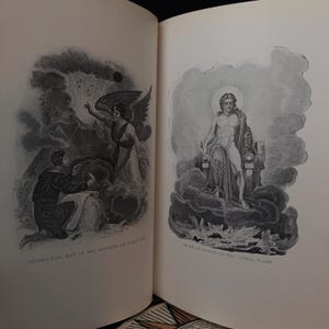 Pu&ograve; includere: Due illustrazioni in bianco e nero da un libro. La prima illustrazione mostra un uomo inginocchiato che guarda in alto verso un angelo con le braccia aperte. La seconda illustrazione mostra un uomo seduto su un trono con un'aureola sopra la testa. Il testo sotto la prima illustrazione dice "Instructing Man in the Wonders of Spirit Life". Il testo sotto la seconda illustrazione dice "Spiritual Power on the Astral Plane."