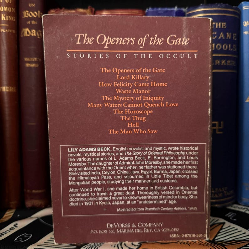 以下が含まれることがあります： 「The Openers of the Gate」というタイトルの赤いペーパーバックの本で、副題は「Stories of the Occult」です。本の表紙には、「Lord Killary」、「How Felicity Came Home」、「The Mystery of Iniquity」など、物語のリストが掲載されています。裏表紙には、著者であるリリー・アダムズ・ベックの伝記と、彼女の人生と旅に関する情報が掲載されています。