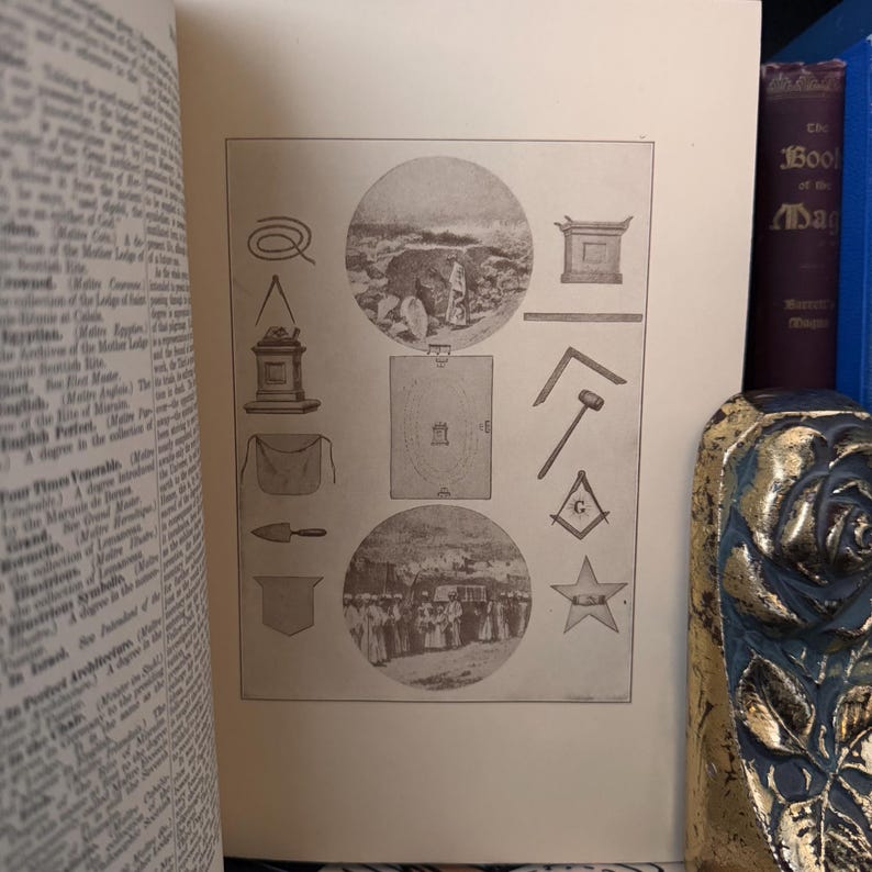 Puede incluir: Un libro abierto muestra una ilustraci&oacute;n detallada con varios s&iacute;mbolos e im&aacute;genes circulares. La p&aacute;gina presenta dibujos de herramientas, formas geom&eacute;tricas y elementos arquitect&oacute;nicos, todos en blanco y negro. Las p&aacute;ginas del libro est&aacute;n envejecidas, lo que sugiere un art&iacute;culo vintage o antiguo.