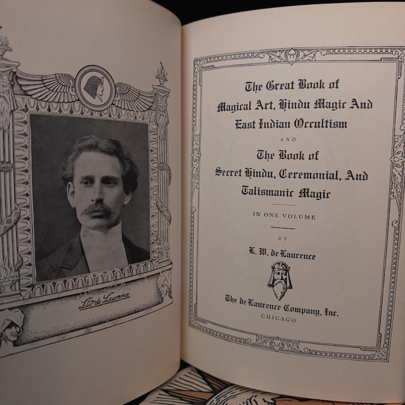 Pu&ograve; includere: Una fotografia in bianco e nero di un uomo con i baffi e in abito. La foto &egrave; incorniciata con un bordo decorativo. Il testo sulla pagina recita "The Great Book of Magical Art, Hindu Magic And East Indian Occultism" e "The Book of Secret Hindu, Ceremonial, And Talismanic Magic".
