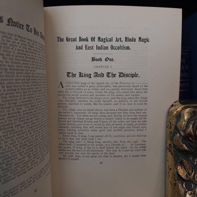 Pu&ograve; includere: Una pagina di un libro vintage intitolato "Il Grande Libro dell'Arte Magica, Magia Indu e Occultismo Indiano Orientale." La pagina presenta un capitolo intitolato "Il Re e il Discepolo." Il testo tratta della relazione tra un re e un discepolo di un'arte magica.