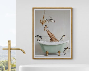 Décoration murale de salle de bain girafes et pingouins, impression d'art animaux safari dans la baignoire, impression murale de salle de bain originale et amusante - TÉLÉCHARGEMENT NUMÉRIQUE IMMÉDIAT