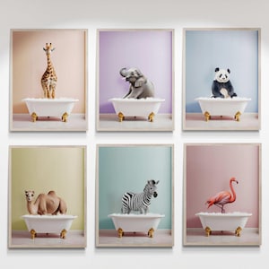 Könnte beinhalten: Sechs gerahmte Drucke von Tieren, die in einer Badewanne baden. Jeder Druck hat einen andersfarbigen Hintergrund und zeigt ein anderes Tier, darunter eine Giraffe, ein Elefant, ein Panda, ein Kamel, ein Zebra und ein Flamingo.