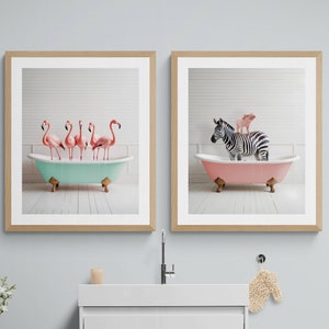 Safari Tiere in Wannen Badezimmer Kunst 2er Set | Flamingos in der Badewanne Safari Tiere Wanddrucke für Badezimmer | SOFORTIGER DIGITALER DOWNLOAD