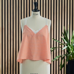 Bluzka w kratkę gingham damska, stylowy letni top na ramiączkach, top na ramiączkach z koronkowymi detalami, pomarańczowy wyjściowy top damski, bawełniany top na ramiączkach z koronką.