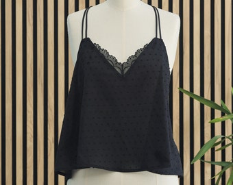 Chic Black Lace-Trimmed Camisole Top, Sommer Boho Tank Top für Frauen, Top im romantischen Stil, Baumwolle und Spitzen Top, Top mit doppelten Trägern