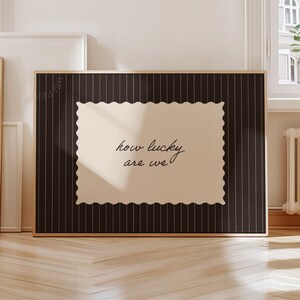 ¿Qué tan afortunados somos? Estampado, cita cursiva de rayas finas Brown Coquette, DESCARGA DIGITAL