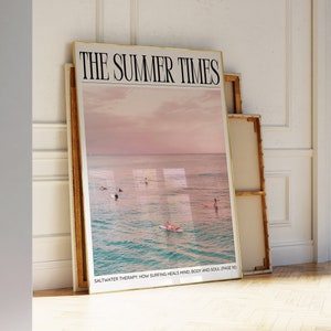 Arte mural de periódico con vaquera costera playera, portada de revista retro, póster de carrito de bar surfero femenino, descarga digital