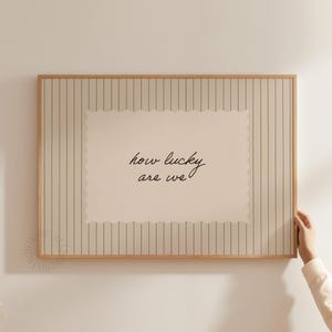 Quanto siamo fortunati? Stampa, citazione corsiva a righe beige, download digitale