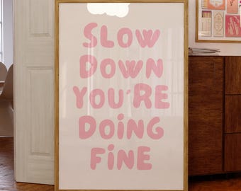 Slow Down You’re Doing Kunstdruck, aufbauendes Zitat Poster, rosa Typografie druckbar, tägliche Affirmation Wandkunst, DIGITALER DOWNLOAD