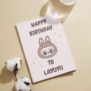 Impression de carte d'anniversaire drôle Labubu, Labubu aux graines de sésame, carte monstre Kawaii mignonne, fans de collection Pop Mart