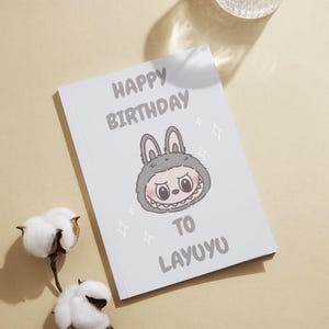 Labubu grappige verjaardagskaart afdrukken, Sesame Bean Labubu, schattige kawaii monsterkaart, pop-mart verzamelaarsfans
