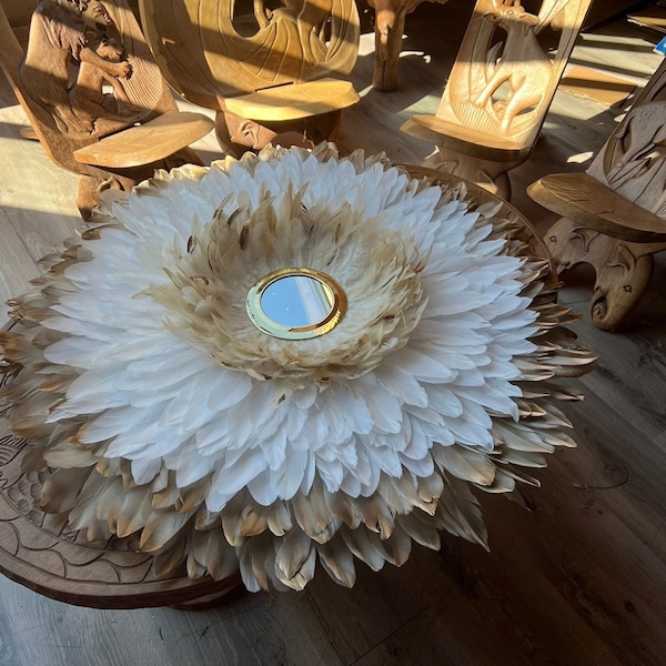 JUJUHAT XXL 85CM, Plumes beiges pointes dorées, blanc et coeur en plumes de coq, miroir 14/15cm en laiton doré, fabrication artisanale