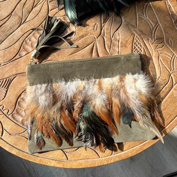 POCHETTE plumes KAKI - en daim et plumes avec pompon en daim - chic et utile pour remplacer un sac à main en soirée