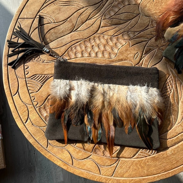 POCHETTE plumes MARRON, un accessoire de sortie ou une trousse, en daim et plumes avec pompon en daim, chic et utile comme un sac à main