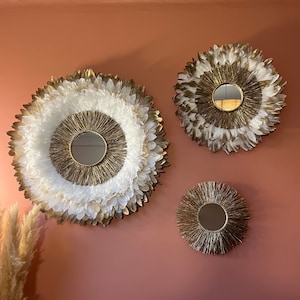 Superb TRILOGY OF JUJUHATS in beige, white and gold feathers, 20cm and 15cm gold raffia mirrors + gold sun raffia, a chic decoration