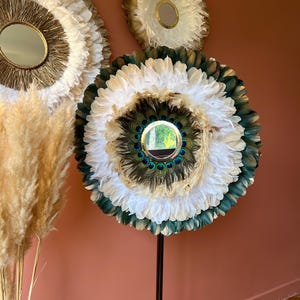 JUJUHAT 70CM, green with golden tips, beige, white fluffy feathers and beige rooster feathers, peacock feathers, 14/15cm mirror in golden brass